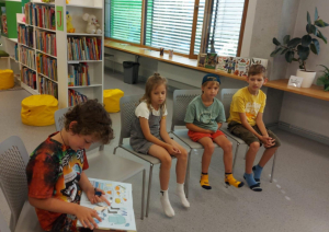 Ikšķiles pilsētas bibliotēkā realizēts neparasts projekts – ar kanisterapijas palīdzību veicināts bērnu lasītprieks. Bērni lasa un klausās