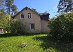 Ēkas ārpuse ar apkārtējo zaļo teritoriju