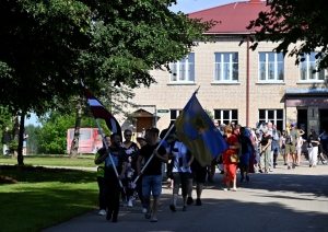 Svētku dalībnieki dodas tradicionālajā gājiena no Taurupes Tautas nama līdz skolai 