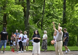 Vairāki svētku dalībnieki met basketbola soda metienus