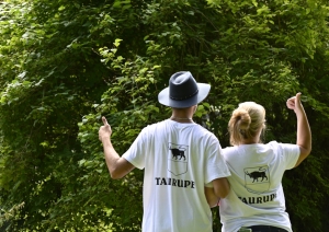 Divi svētku dalībnieki T-kreklos ar Taurupes pagasta ģerboni