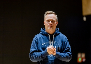 Jānis Siliņš uzrunā pasākuma dalībniekus