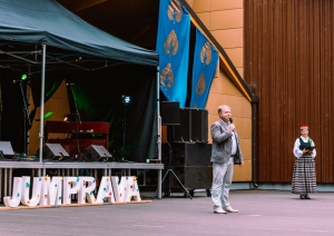 Jumpravas pagasta svētkos uzrunā pagasta pārvaldes vadītājs Aivars Samsons