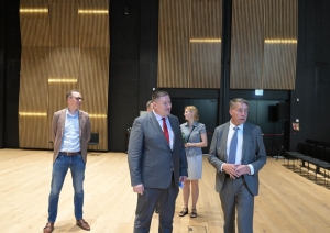 Egils Helmanis un Uldis Augulis ar ministrijas pārstāvjiem Ogres Valsts ģimnāzijā 31.05.2024.