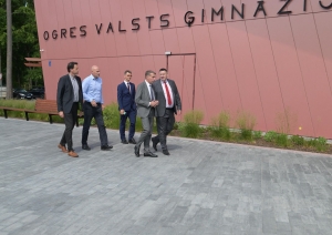 Egils Helmanis ar pašvaldības paŗstāvjiem un Uldis Augulis pie Ogres Valsts ģimnāzijas ēkas 31.05.2024.