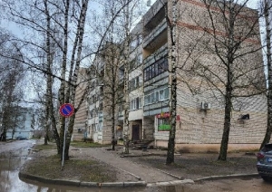 Piecstāvu ēka, priekšā koki