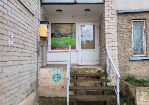 Ieeja, baltas durvis, kāpnes