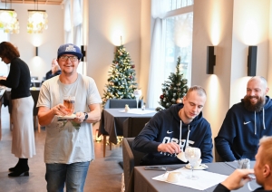 BK Ogre viesojas Ogres Zelta liepā, viesmīlis nes dzērienu 12.2023.