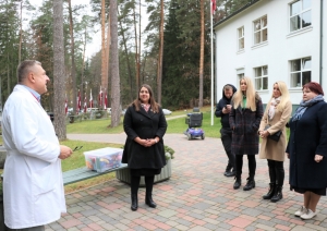 PII “Dzīpariņš” dāvina Ogres slimnīcas mazākajiem apmeklētājiem “Drosmes kasti”