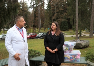 PII “Dzīpariņš” dāvina Ogres slimnīcas mazākajiem apmeklētājiem “Drosmes kasti”