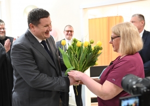 Egils Helmanis sveic Dzemdību nodaļas vadītāju ar ziediem 12.04.2024.