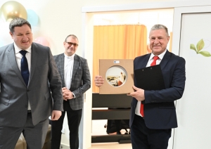 Dainis Širovs tur rokās šķīvi ar latviešu tautumeitu 12.04.2024.
