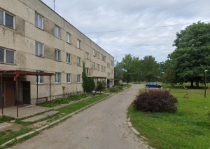 Ēkas fasāde ar piebraucamo ceļu