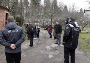 Jaunieši ēnu dienas ietvaros apmeklē patvertni