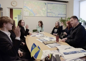 Egils Helmanis Ēnu dienā ar ēnām savā kabinetā