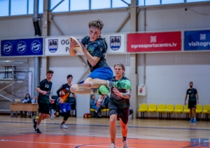Frisbija sacensības Rīgas rudens 2023 vīrietis lec pēc šķīvīša