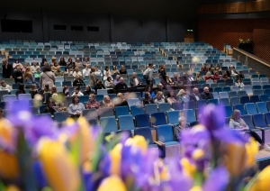 Skatītāji pulcējas uz Ogres novada gada balvas kultūrā 2023 pasniegšanas ceremoniju