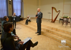Pasniedz apbalvojumu „Gada ogrēnietis”