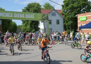 Bērni brauc ar riteni Ģimenes diena Ogrē 2024