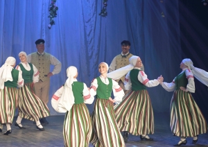 Dejotāji uz skatuves Ilutas Mistres 55.jubilejas autorkoncertā