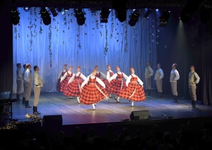 Dejotāji uz skatuves Ilutas Mistres 55.jubilejas autorkoncertā