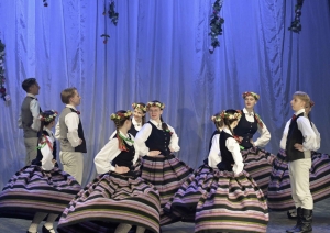 Dejotāji uz skatuves Ilutas Mistres 55.jubilejas autorkoncertā