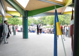 Ēkas Skolas ielā 4, Ikšķile nojume, fonā cilvēki 23.08.2024.