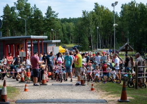 15. augustā dabas parkā Zilie kalni jau 15. reizi norisinājās Ikšķiles MTB velobrauciens 2026, kas šogad pulcēja kopumā vairāk kā 300 dalībniekus. 