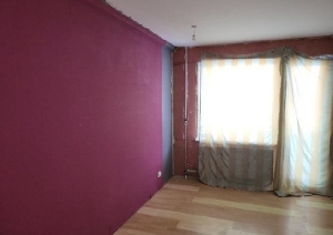 Istaba ar violetas krāsas sienu, logu un balkona durvīm