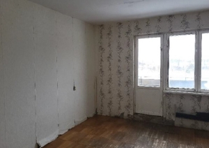 Istaba gaišos toņos ar logu un balkona durvīm