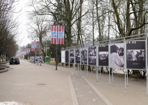 Brīvības ielā izvietotā fotoizstāde "24.02"