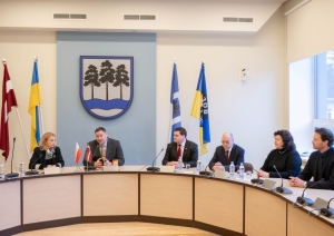 Vēstniece, domes priekšsēdētājs un citi tikšanās dalībnieki pašvaldības sēžu zālē