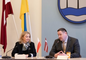 Vēstniece un domes priekšsēdētājs pašvaldības sēžu zālē