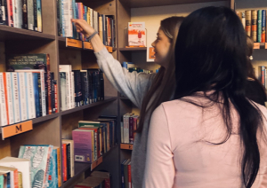 Ogres Centrālā bibliotēka realizē projektu par jauniešu iesaisti grāmatniecībā - jaunieši pie grāmatu plaukta