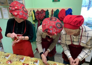 Ogres novada karjeras pedagogi darbojas Ķeipenes piparkūku darbnīcā. 12.2023.