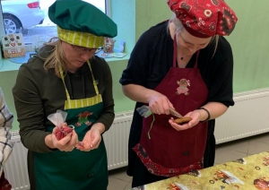 Ogres novada karjeras pedagogi darbojas Ķeipenes piparkūku darbnīcā. 12.2023.