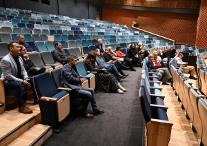 Kelmes pārstāvji sēž Ogres novada Kultūras centra Lielajā zālē