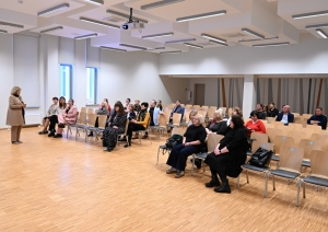 Kelmes pārstāvji klausās prezentāciju Ogres tehnikuma zālē