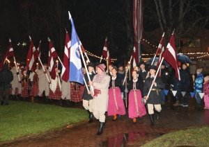 Gājiena dalībnieki ierodas pie monumentālā Latvijas karoga