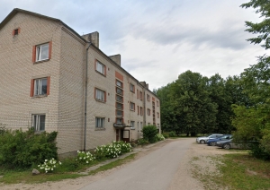 Trīsstāvu ķieģeļu ēka Laubere Skolas iela 5