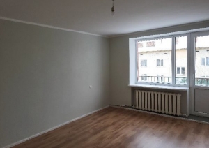 Istaba ar baltu sienu un logu Laubere Skolas iela 5-16