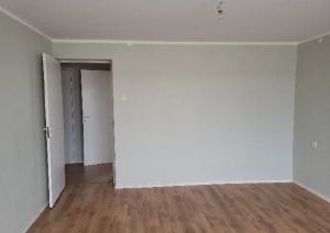 Isatba-baltas sienas, atvērtas durvis, lamināts uz grīdas Laubere Skolas iela 5