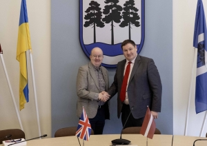 Domes priekšsēdētājs un vēstnieks pie Ogres novada ģerboņa