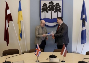 Domes priekšsēdētājs pasniedz suvenīru vēstniekam