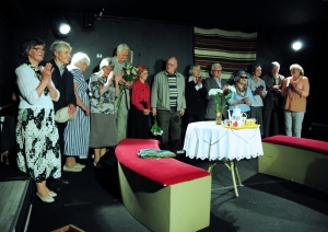 Lielvārdes pensionāru biedrības teātris “Paši” (režisore Skaidrīte Tilaka) ar Ineses Tālmanes izrādi “Vecus kokus nepārstāda”