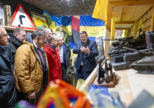 Politiski represēto personu pārstāvji no Baltijas valstīm un Polijas apskata Ukrainai veltīto kolekciju