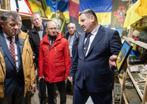Politiski represēto personu pārstāvji no Baltijas valstīm un Polijas apskata Ukrainai veltīto kolekciju