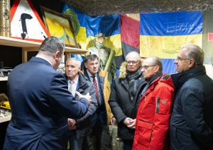 Politiski represēto personu pārstāvji no Baltijas valstīm un Polijas apskata Ukrainai veltīto kolekciju