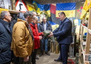 Politiski represēto personu pārstāvji no Baltijas valstīm un Polijas apskata Ukrainai veltīto kolekciju