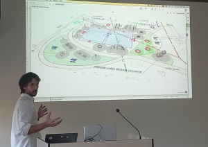 Projekta skiču autors Aleksandrs Kernožickis prezentē ieceri